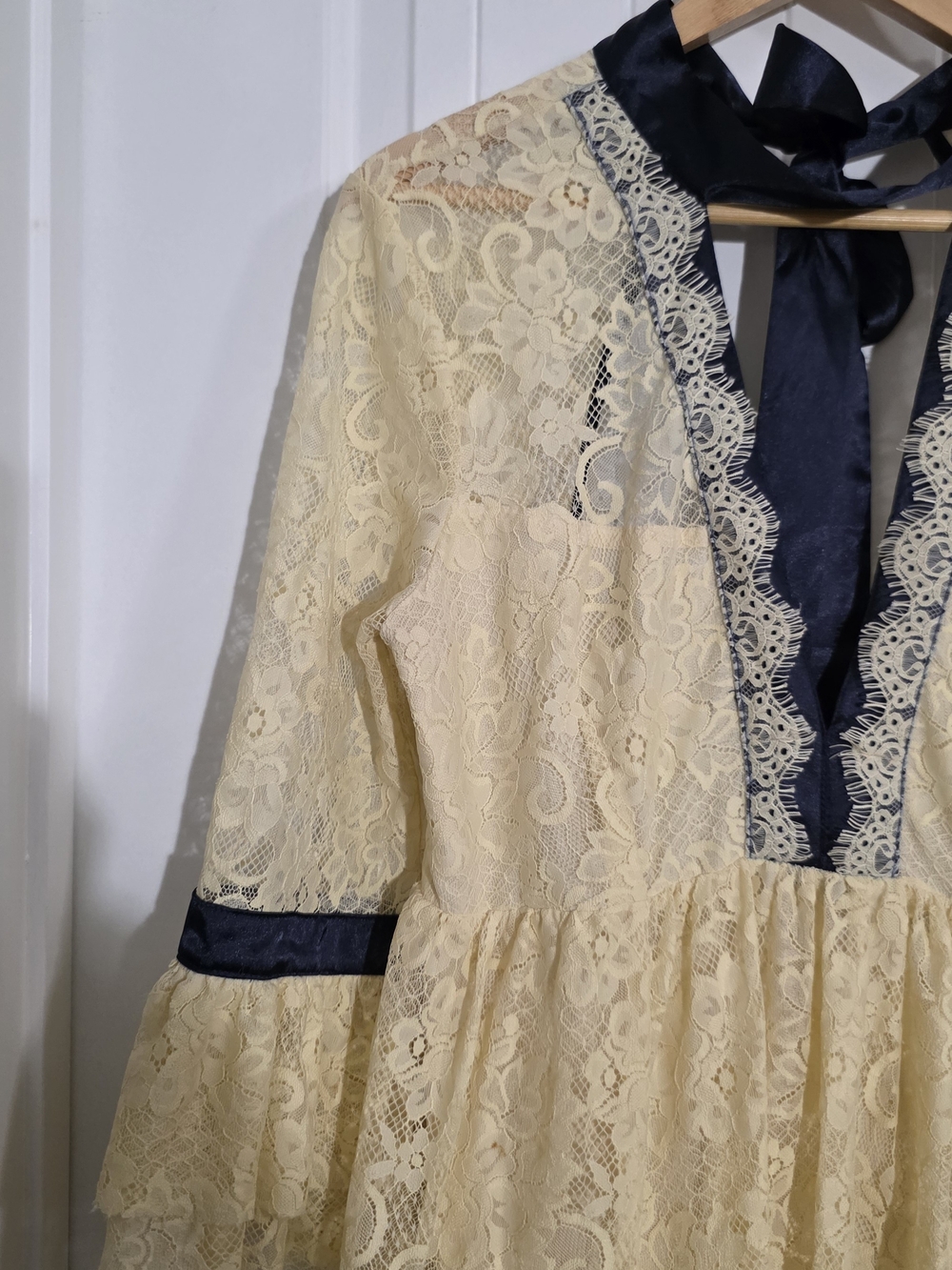 Free People Cream Lace Dress Navy Choker Tie Open Back Bell Sleeve Medium - Picture 8 of 16